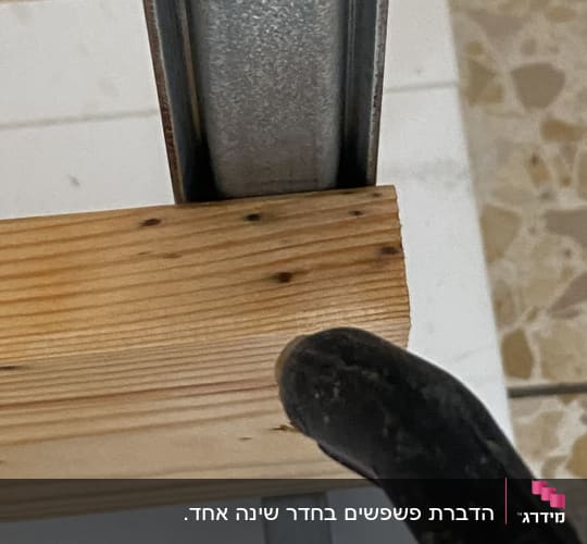 עץ ומתכת עם כלי עבודה שחור